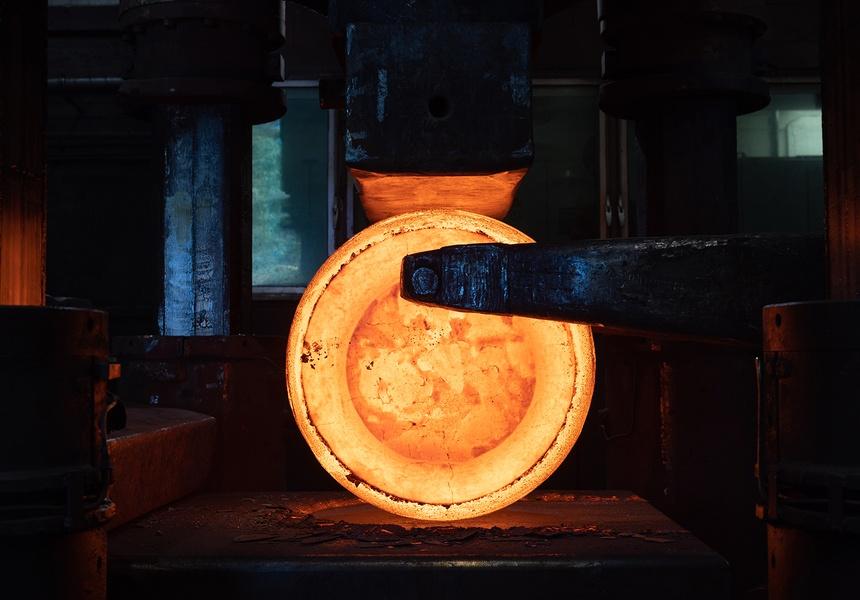 Schmieden auf einer Freiformschmiedepresse Dirostahl Remscheid, 2024 © Wolfgang Tillmans, courtesy Maureen Paley, London.